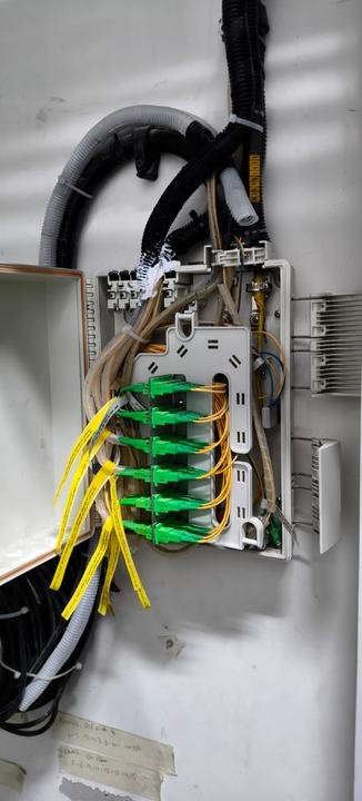 Splice box with SC/APC adapters
