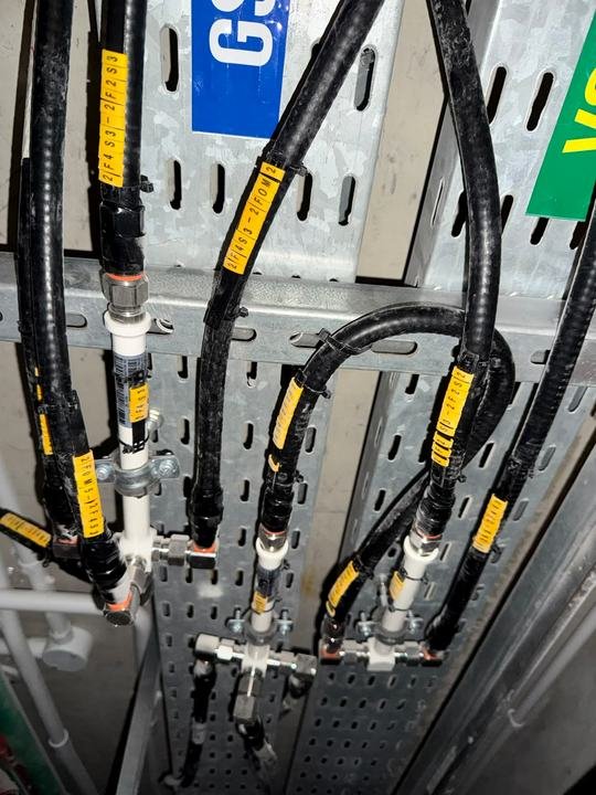 Splitters and couplers on the cable tray