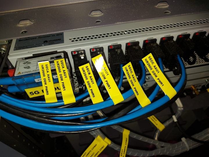 Huawei DCDU feeding 5G AAUs, labeled by sector