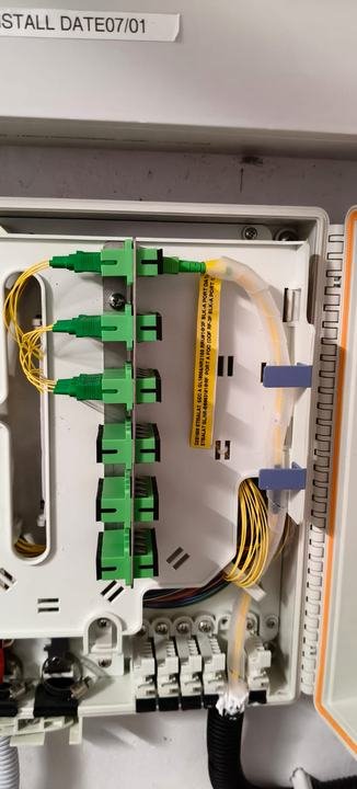 Fiber distribution box with SC/APC splitter outputs