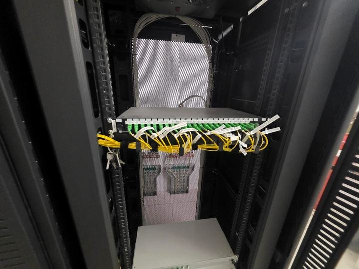 Rack-mount ODF with patched fibers