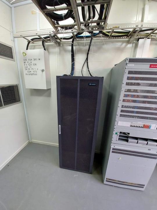 Shelter with Huawei cabinet, FDH box and rectifier